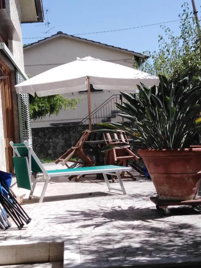 Affittacamere Il semaforo Una o due camere matrimoniali con bagno a pochi passi dal centro Pietrasanta, con Wi-Fi