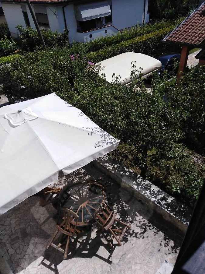 Il semaforo Una o due camere matrimoniali con bagno a pochi passi dal centro Pietrasanta, con Wi-Fi 0*, Pietrasanta