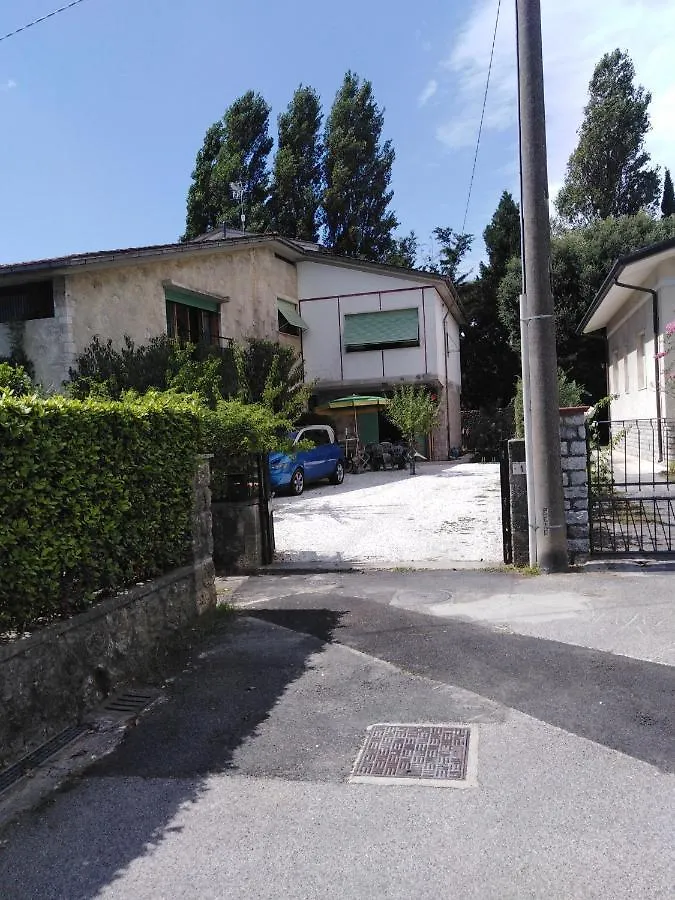 Il semaforo Una o due camere matrimoniali con bagno a pochi passi dal centro Pietrasanta, con Wi-Fi Affittacamere