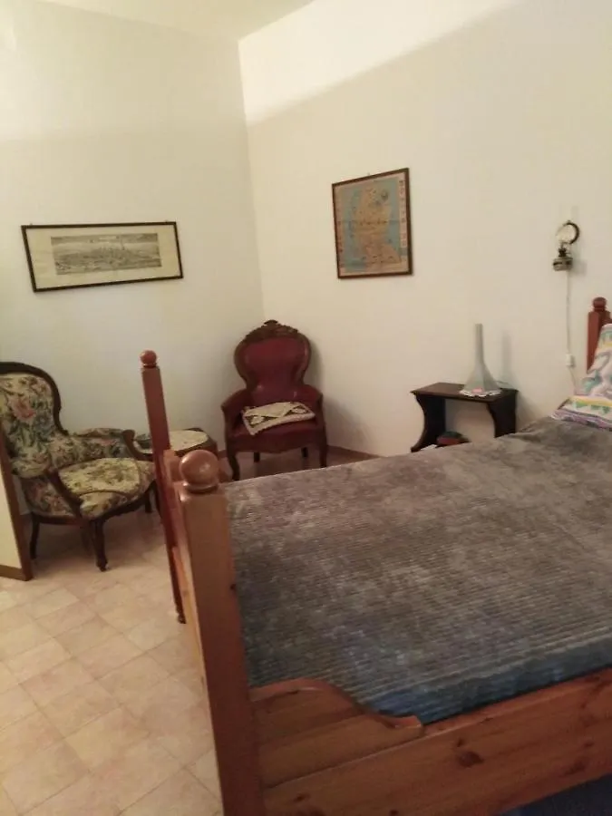 Il semaforo Una o due camere matrimoniali con bagno a pochi passi dal centro Pietrasanta, con Wi-Fi Affittacamere Pietrasanta